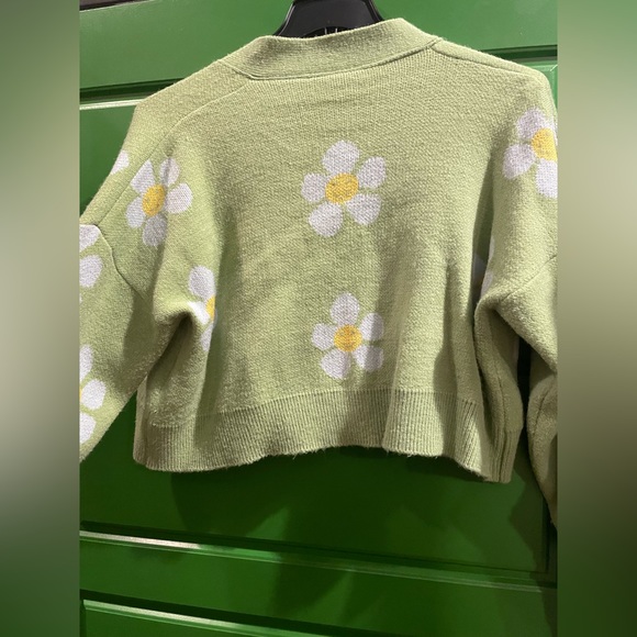 Trendy Flower Cardigan - Picture 2 of 4